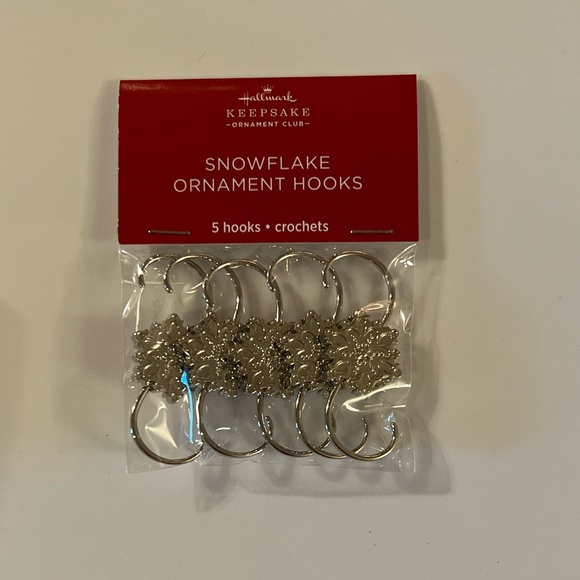 Hallmark snowflake swirly ornament display with matching hooks…❄️ - Picture 6 of 7